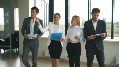 Grup konuşmak ve iş tartışırken genç iş adamları