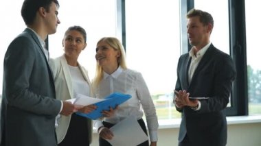 Kendine güvenen iş adamları duran Office Proje tartışıyor