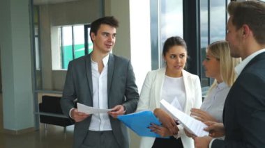 Eğlence takım iş tartışıyor