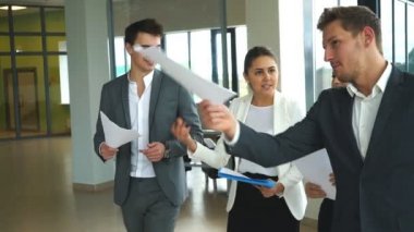 Grup konuşmak ve iş tartışırken genç iş adamları