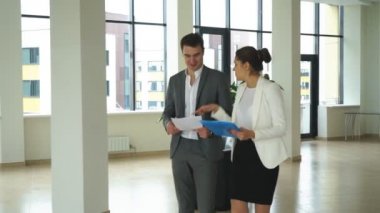 Şirket iş adamları el sıkışan