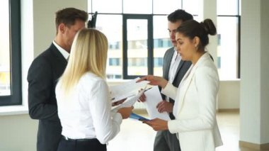 Şirket iş adamları el sıkışan