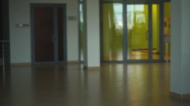 İşadamları el sallıyor. El sıkışan iki emin iş adamları