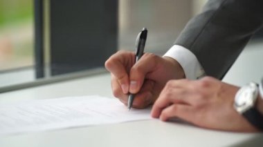 İş adamı kapatılıyor kontrat imzalıyor anlaşma yapıyor, klasik iş.