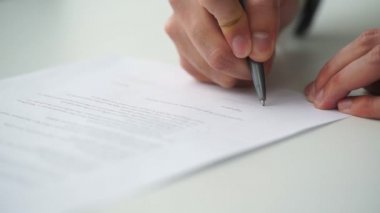 İş adamı kontrat imzalıyor, iş sözleşmesi detayları.