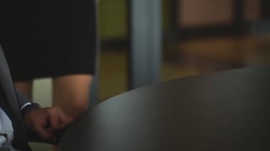 Belgeleri imzalamak için çekici kız Sekreter getiriyor
