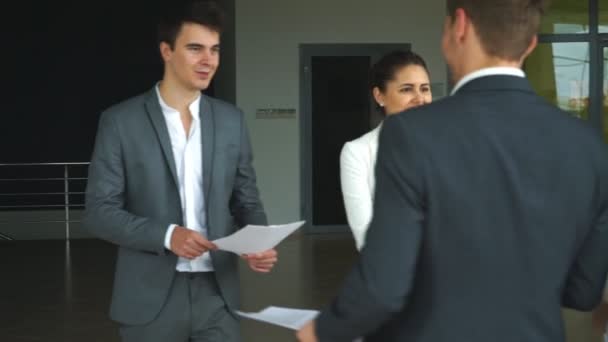 Un groupe de jeunes hommes d'affaires se sont réunis dans le hall du bureau — Video