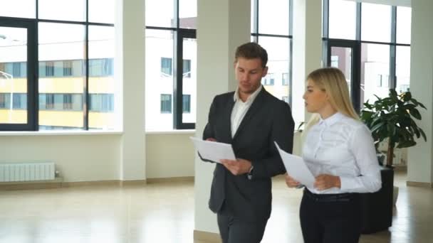 Hombres de negocios de la empresa estrechando las manos — Vídeos de Stock