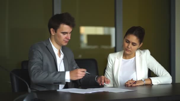 Schattig zakenvrouw krijgen van zijn cliënt te ondertekenen een contract en sluiten een deal tijdens een vergadering — Stockvideo