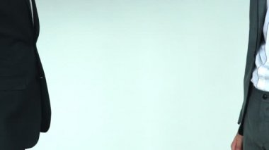 Eller yavaş hareket sallayarak iki iş adamı