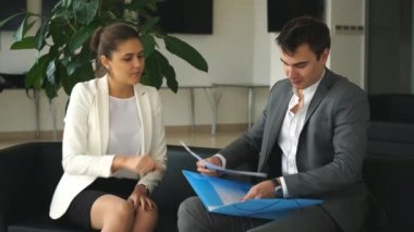 bir meslektaşım ile iş planı hakkında konuşurken genç iş kadını