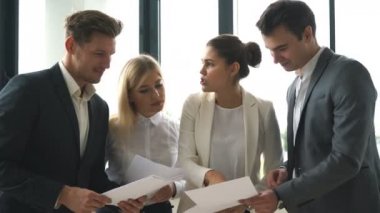 Grup iş planları pencerenin yakınındaki tartışırken meslektaşlarının