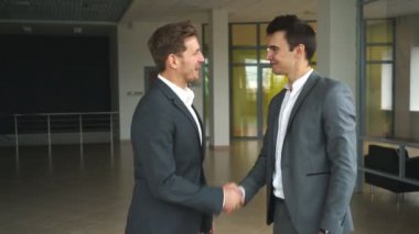 office ve shake elinde iki işadamları bir araya geldi
