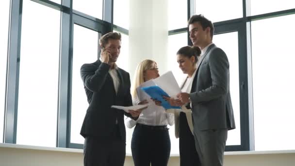 Collega's ontmoeten elkaar op het Bureau en de planning nieuw project — Stockvideo