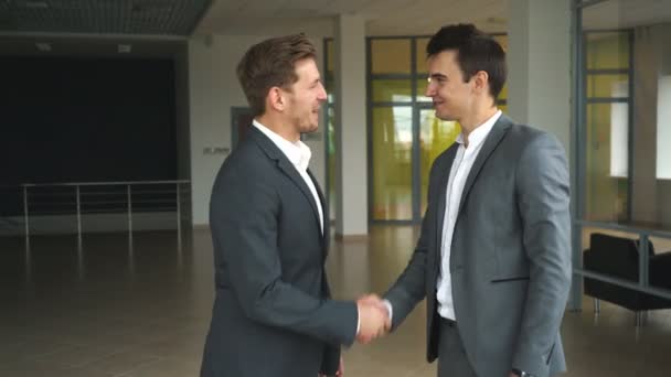 Dois empresários se encontraram no escritório e apertaram as mãos — Vídeo de Stock