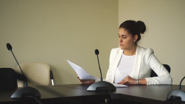 Atraente jovem mulher assinar contrato — Vídeo de Stock