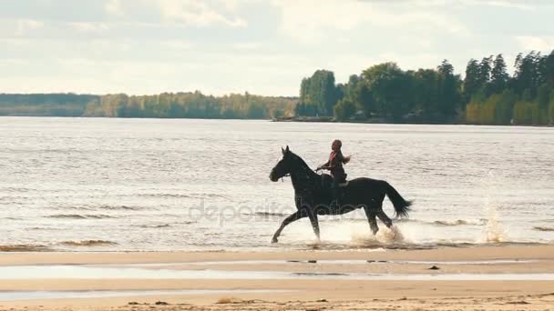 lány lovaglás a tengerparton