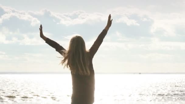 Jeune fille filant sur la plage — Video