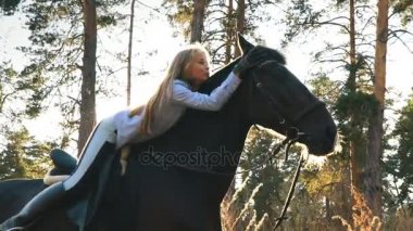 güzel kız onu sarılma ve okşayarak ata binme