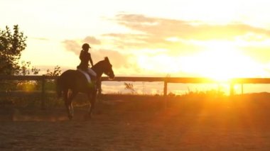 Günbatımında bir binicilik bir kız silüeti