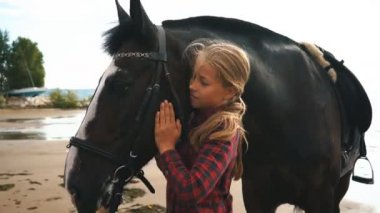 Güzel kız plajda onu atlar için umurunda değil. Kıza odaklan.
