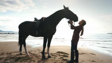 Güzel kız plajda onu atlar için umurunda değil. Kıza odaklan.