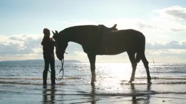 Kız sahilde atların dikkat çekmek için