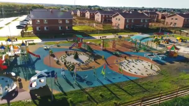 Vista aérea de toboganes infantiles en el parque al aire libre — Vídeos de Stock