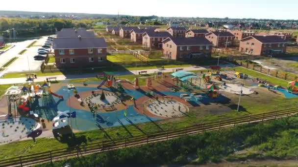 Vista aérea de toboganes infantiles en el parque al aire libre — Vídeo de stock