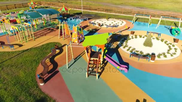 Erhöhte Sicht auf Rutschen, Schaukeln im Park. Kinder spielen im Freien, Freizeitkonzept — Stockvideo