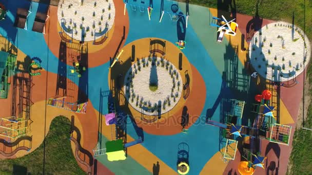 Luchtfoto op kleurrijke kinderspeelplaats in een tuin — Stockvideo