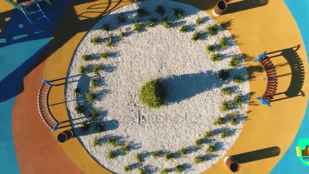 Vue aérienne sur une aire de jeux colorée pour enfants dans une cour — Video