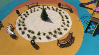 slaytlar, yükseltilmiş görünümünü parkta salıncak. Çocuk açık oyun, eğlence kavramı