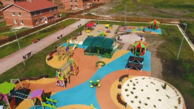 Modern renkli çocuk oyun parkı içinde havadan görünümü