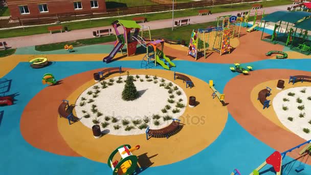 Vista elevada de toboganes, columpios en el parque. Juegos al aire libre para niños, concepto de recreación — Vídeos de Stock