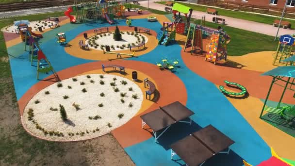 Vue surélevée des toboggans, balançoires dans le parc. Enfants jeu en plein air, concept de loisirs — Video
