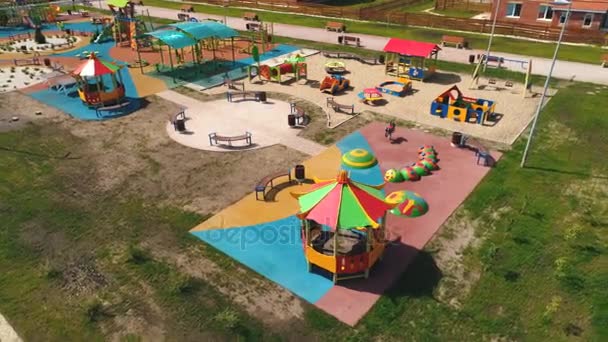 Vista aérea de um parque infantil grande jogos — Vídeo de Stock