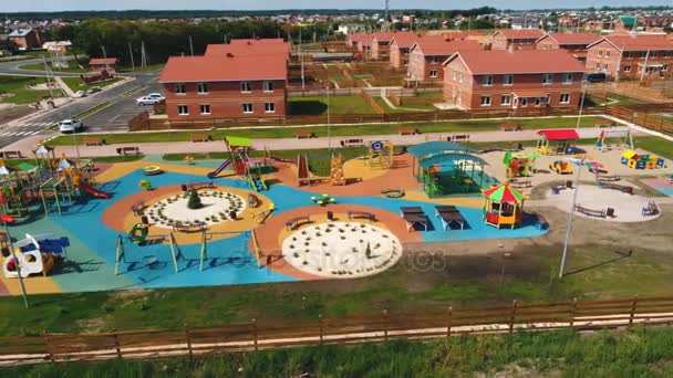 Вид с воздуха на детскую игровую площадку — стоковое видео