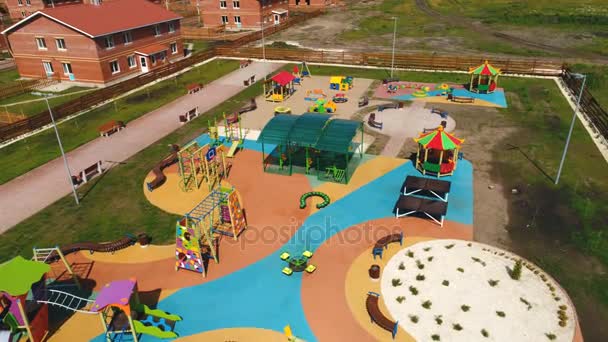 Вид с воздуха на современную красочную детскую площадку в общественном парке — стоковое видео