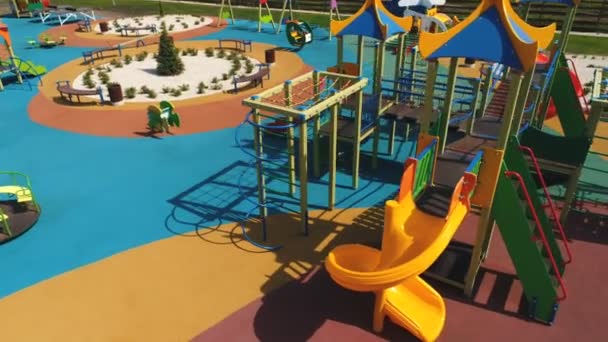 Vista aérea de los niños Parque infantil en el pueblo moderno — Vídeos de Stock