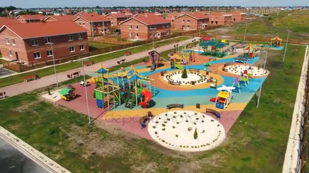 Vista aérea sobre o parque infantil na aldeia moderna — Vídeo de Stock