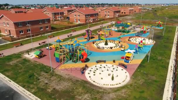 vue aérienne sur l'aire de jeux pour enfants dans le village moderne 
