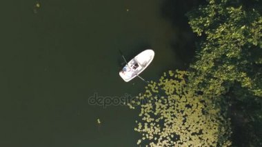 Çift hava görünümünü bir teknede ahşap Gölde yüzen