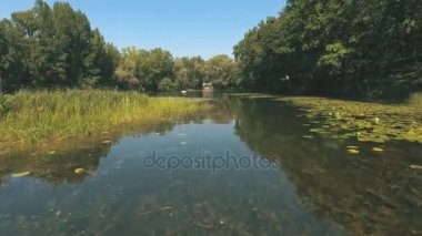 seven çift bir teknede Gölü üzerinde Üstten Görünüm