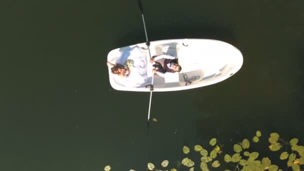 Bovenaanzicht op paar is drijvend op een boot op het meer in hout — Stockvideo