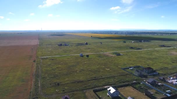 Vista aérea en casa en el campo — Vídeo de stock