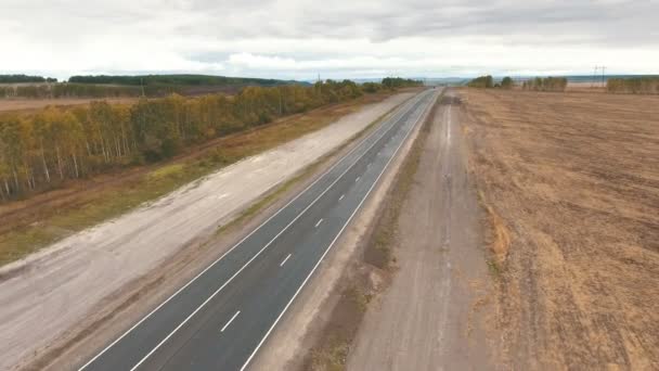 Вид с воздуха на дорогу в поле — стоковое видео