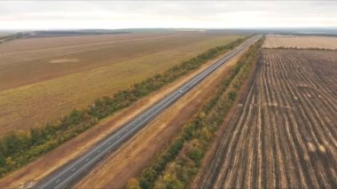 erken sonbahar alanları ve havadan bir bölünmüş yol üzerinde göster
