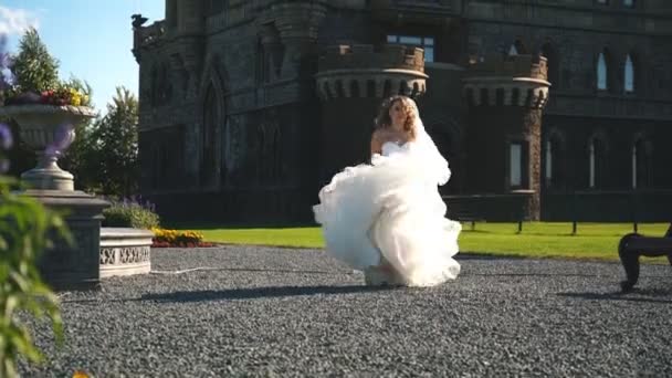 Noiva em lindo vestido girando — Vídeo de Stock