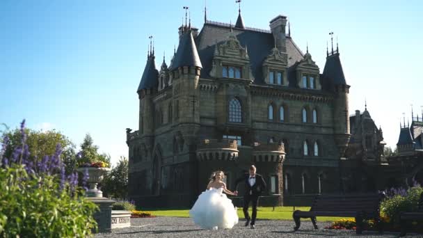 Gelin ve damat koşmak eski castle yakınındaki oteller — Stok video